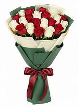 Букет Микс из красных и белых роз в Укромном