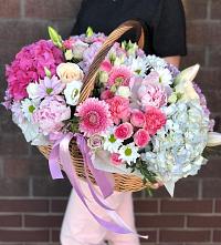 Цветочная композиция из Розы, Хризантемы, Пионы и Лизиантусы в корзине в Укромном