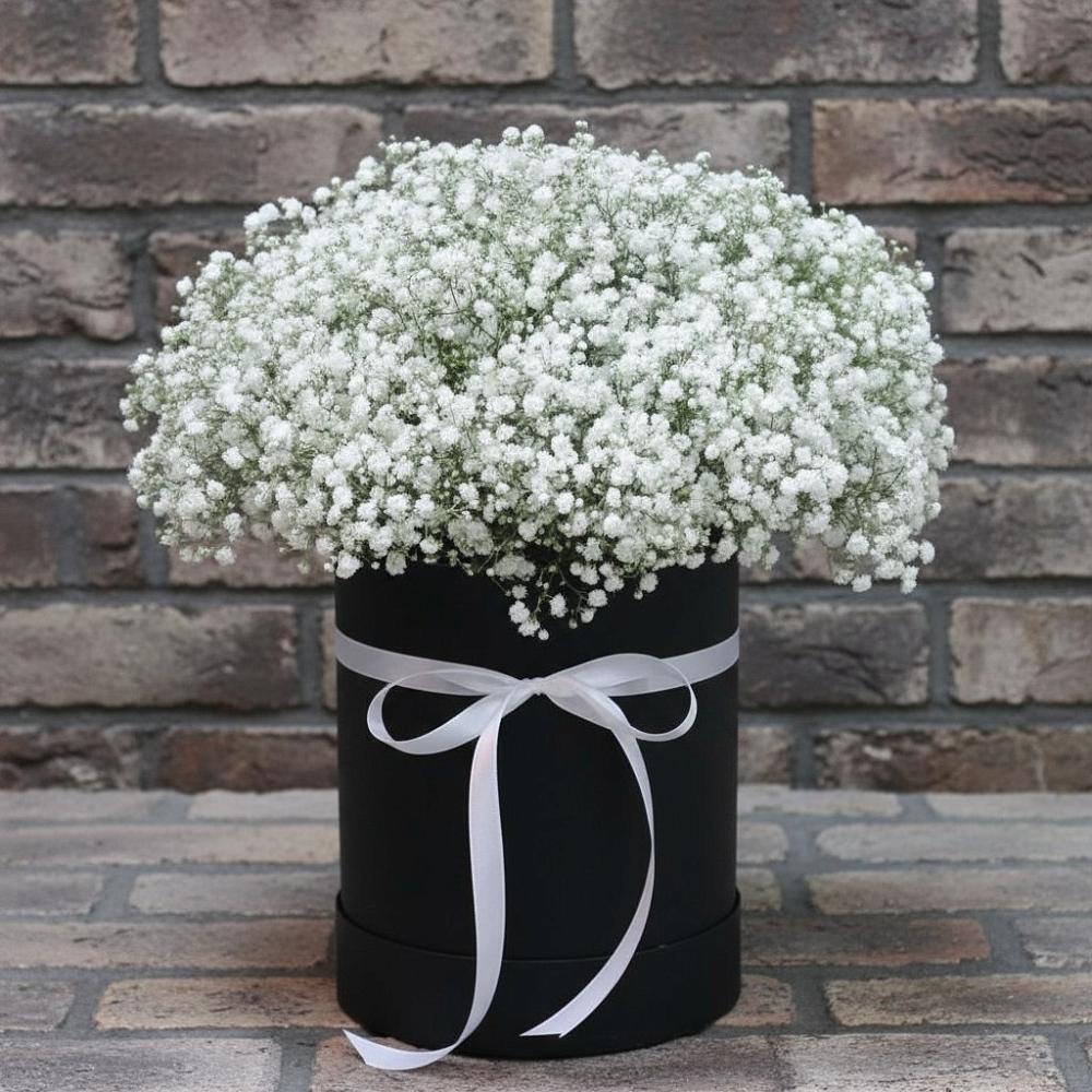 Цветочная композиция из Гипсофила в шляпной коробке в Укромном