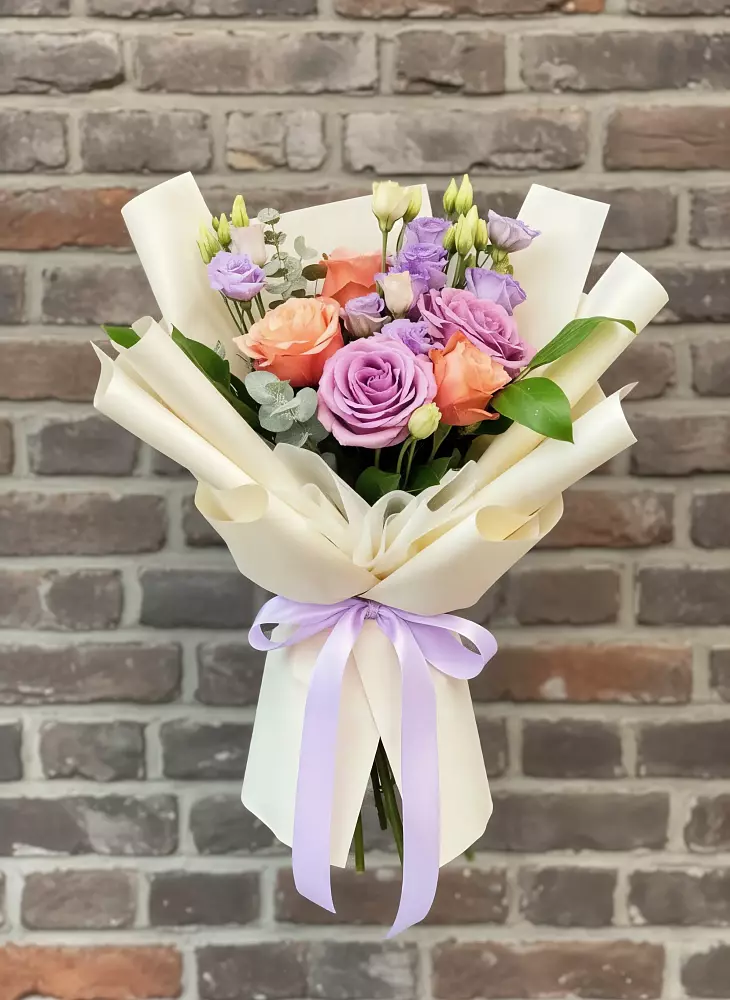 Букет цветов из: Лизиантусы и Розы в Укромном