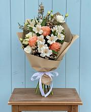 Букет цветов из:  Альстромерии, Лизиантусы, Розы и Хризантемы в Укромном