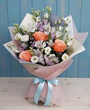 Букет цветов из:  Лизиантусы, Розы, Альстромерии и Гипсофила в Укромном