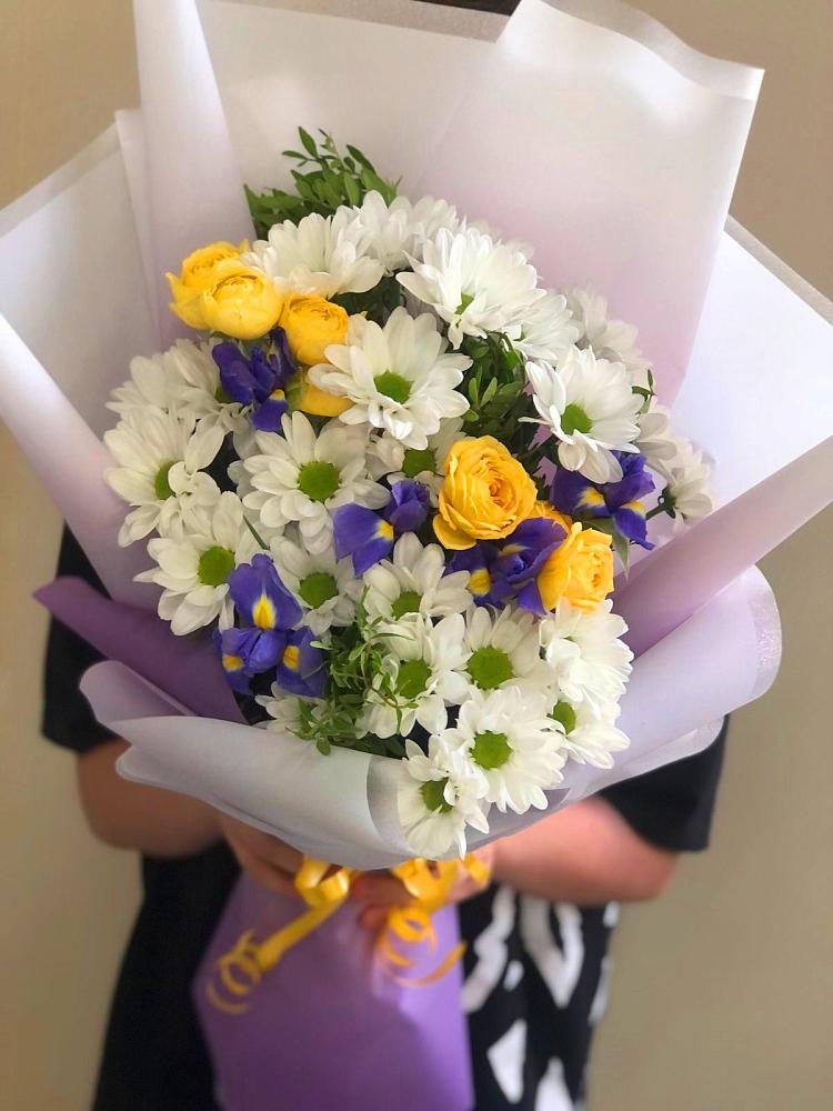 Букет цветов из: Ирисы, Хризантемы и Розы в Укромном