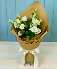 Букет цветов из:  Хризантемы и Лизиантусы в Укромном