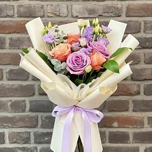 Букет цветов из:  Лизиантусы и Розы в Укромном