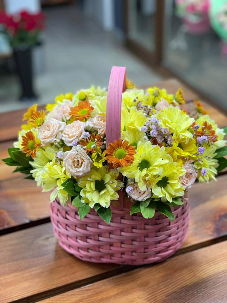 Цветочная композиция из Хризантемы и Розы в корзине в Укромном