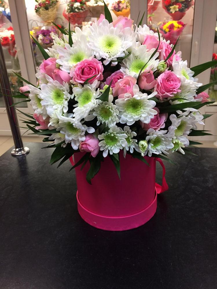 Цветочная композиция из Розы и Хризантемы в шляпной коробке в Укромном