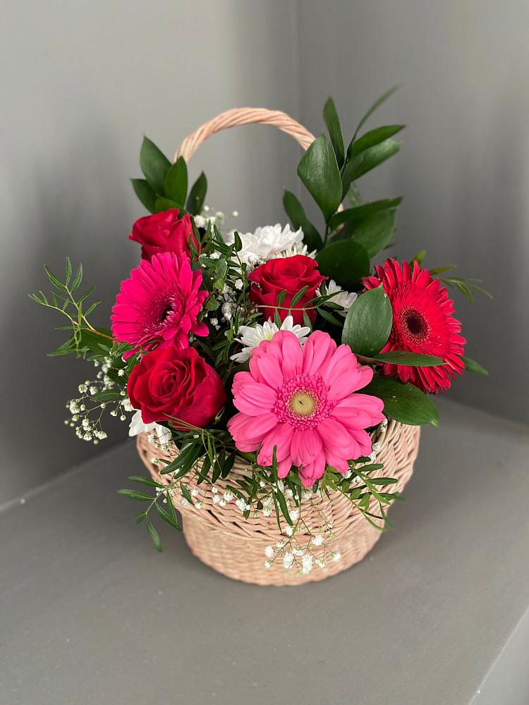 Цветочная композиция из Розы, Хризантемы и Герберы в корзине в Укромном