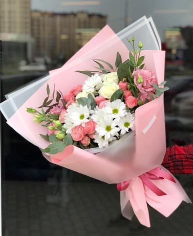 Букет цветов из: Розы, Лизиантусы и Хризантемы в Укромном